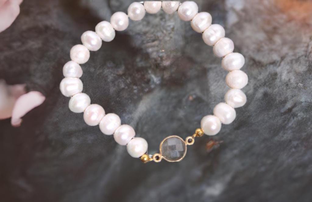 Pearl Bracelet, Freshwater Pearls Charm Bracelet, Dainty Gemstone Pearl Bracelet, Lapis Lazuli, Green Onyx, Labradorite, Gemstone charm - Jade Bear Gems 